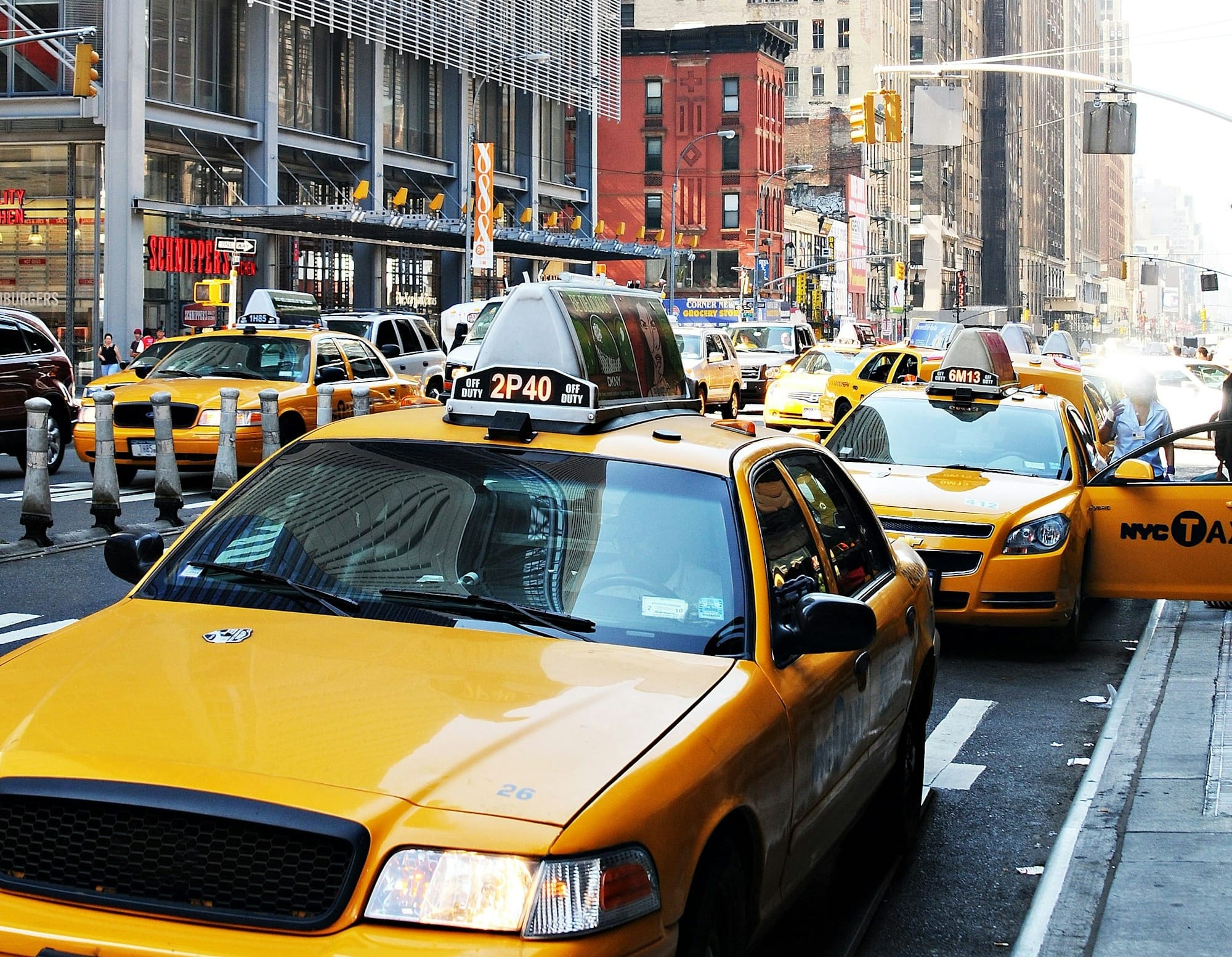 a busy city street filled with lots of traffic